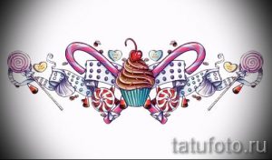Фото тату: эскиз татуировки с изображением кекса, леденцов и конфет, выполненный в ярких цветах. Подходит для бедра или предплечья.