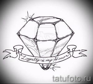 Черно-белый эскиз татуировки с изображением бриллианта, обвитого лентой с надписью 'Loyalty is my honor'. Идеально для любителей классических рисунков тату.