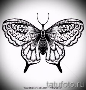 Черно-белый эскиз татуировки с изображением бабочки, на крыльях которой расположены глаза. Оригинальный и загадочный дизайн.