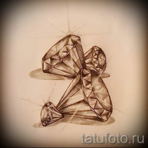 Эскиз татуировки с изображением нескольких бриллиантов, выполненный в технике скетча. Мягкие линии и тени создают эффект реалистичности.