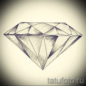 Фото татуировки с реалистичным изображением бриллианта. Детализированный рисунок, выполненный в технике графики.