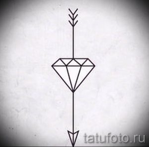 Простой и стильный эскиз татуировки, изображающий бриллиант, пронзенный стрелой. Идеально подходит для минималистичных дизайнов.
