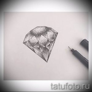 Эскиз татуировки с изображением бриллианта, выполненный в технике pointillism. Рисунок состоит из множества точек.