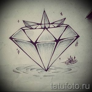 Эскиз татуировки с изображением бриллианта, окруженного звездами. Черно-белый рисунок с элементами затенения.