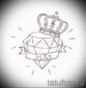Черно-серый эскиз татуировки с изображением бриллианта, увенчанного короной, и ленты с надписью 'MAE'.