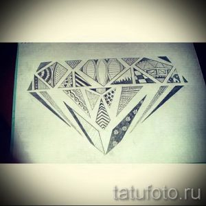 Черно-белый эскиз татуировки в виде бриллианта, заполненного сложными узорами в стиле зентангл.