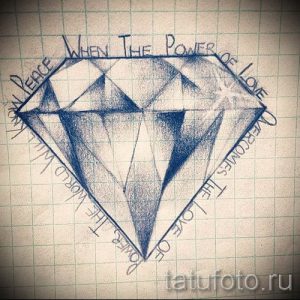 Черно-белый эскиз татуировки в виде бриллианта с надписью 'WHEN THE POWER OF LOVE OVERCOMES THE WORLD' и узорами.