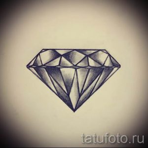 Простой черно-серый эскиз татуировки в виде бриллианта с детальной прорисовкой граней.