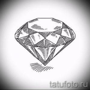 Эскиз татуировки: бриллиант, выполненный в стиле скетча. Черно-белый рисунок с штриховкой и текстурой.