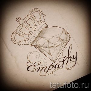 Эскиз татуировки в стиле скетч: бриллиант под короной и надпись 'Empathy'. Черно-коричневый рисунок с мягкими линиями.