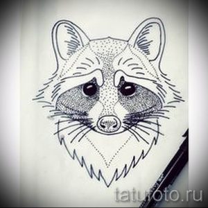 Фото тату минималистичного изображения енота, выполненного в технике точечного рисунка (dotwork). Эскиз отличается простотой и элегантностью.
