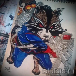 Фото тату енота в футуристическом костюме с оружием, выполненное в ярких цветах. Оригинальный и динамичный эскиз татуировки.
