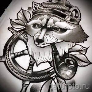 Фото тату енота в капитанской шляпе и с трубкой, на фоне штурвала, выполненное в технике графики. Оригинальный и юмористический эскиз татуировки.