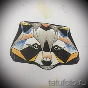 Фото тату енота, выполненного в геометрическом стиле с использованием ярких цветов и четких линий. Оригинальный и современный эскиз татуировки.