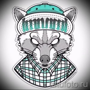 Фото тату енота в кепке, выполненное в графическом стиле с использованием бирюзовых и серых оттенков. Оригинальный эскиз татуировки для молодежи.