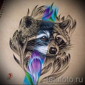 Фото тату енота в стиле акварель с добавлением фиолетовых цветов. Детализированный рисунок татуировки на плече, выполненный опытным мастером.