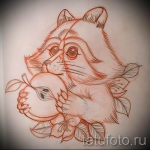Фото эскиза татуировки енота, держащего яблоко, украшенного цветами и листьями. Рисунок выполнен в нежных тонах.