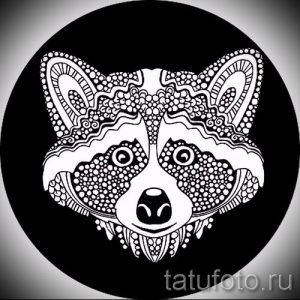 Фото эскиза татуировки енота, выполненного в технике зентангл. Детализированный черно-белый рисунок с геометрическими узорами.
