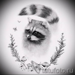 Фото эскиза татуировки енота, окруженного бабочками и цветами. Черно-белый рисунок с высокой детализацией.