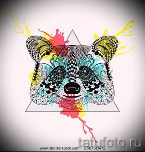 Фото тату енота, выполненного в технике зентангл с использованием ярких цветов и абстрактных узоров. Оригинальный эскиз для творческих личностей.