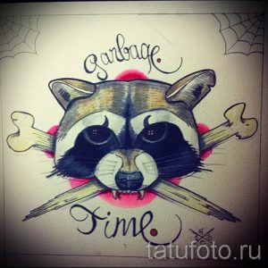 Фото тату енота в стиле олдскул с костями, надписью 'Garbage Time' и брызгами краски. Идеальный эскиз для любителей оригинальных рисунков.