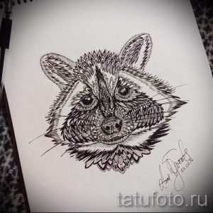 Эскиз татуировки с изображением головы енота, выполненный в стиле графика. Тонкие линии и штриховка создают реалистичный эффект.