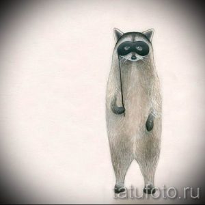 Эскиз татуировки с изображением енота, стоящего на задних лапах и держащего трость. Милый и оригинальный дизайн.