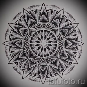 Фото эскиза татуировки: круглая мандала, выполненная в технике дотворк, с множеством мелких точек.