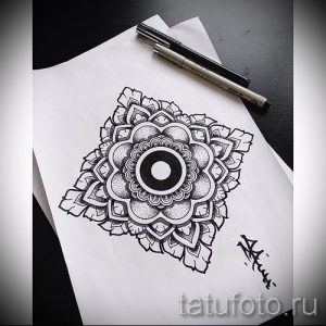 Черно-белый эскиз татуировки мандалы, выполненный в технике pointillism (точечной техникой) с добавлением геометрических элементов. Подходит для нанесения на спину или плечо.