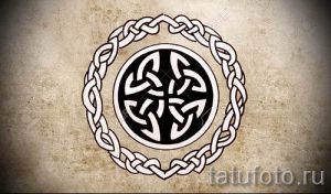 Черно-белый эскиз татуировки, изображающий кельтский узел, заключенный в круг. Подходит для нанесения на плечо, предплечье или грудь.