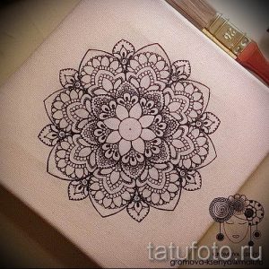 Черно-белый эскиз татуировки мандалы, выполненный в круглой форме с множеством мелких деталей и узоров. Подходит для нанесения на спину или грудь.