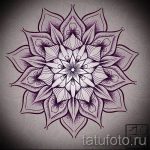 Черно-белый эскиз татуировки мандалы, выполненный в технике pointillism (точечной техникой). Идеально подходит для любителей духовных символов и минимализма.