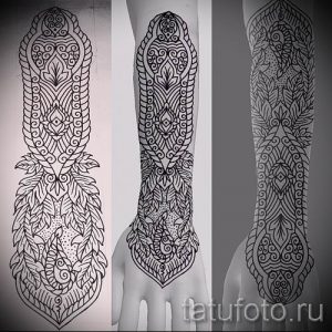 Черно-белый эскиз татуировки, представляющий собой длинный узкий орнамент с геометрическими фигурами и растительными мотивами. Подходит для нанесения на руку или ногу.