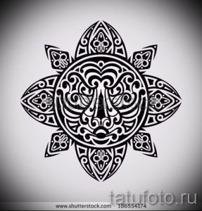 Черно-белый эскиз татуировки, изображающий солнце, выполненное в стиле полинезийских узоров с использованием сложных геометрических фигур и орнаментов. Символизирует силу и жизненную энергию.