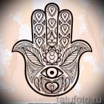 Черно-белый эскиз татуировки, изображающий руку Хамса (Хамеш) с изображением глаза в центре ладони. Символизирует защиту от сглаза и негативной энергии.