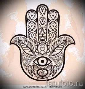 Черно-белый эскиз татуировки, изображающий руку Хамса (Хамеш) с изображением глаза в центре ладони. Символизирует защиту от сглаза и негативной энергии.