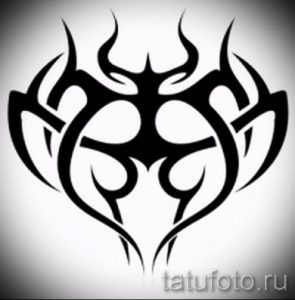Черно-белый эскиз татуировки, изображающий абстрактный узор в стиле трайбл с использованием плавных линий и геометрических фигур. Подходит для минималистичных татуировок.