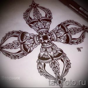 Черно-белый эскиз татуировки, изображающий сложный символ, напоминающий колесо удачи, выполненный в восточном стиле с использованием тонких линий и орнаментов.