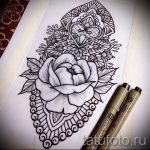 Черно-белый эскиз татуировки, изображающий красивую розу, окруженную сложным узором мандалы. Идеально для тех, кто ценит детали и символизм.