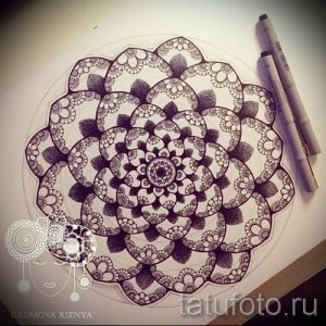 Фото эскиза татуировки: сложная мандала, выполненная в технике pointillism (точечная техника), с использованием черных точек.