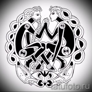 Черно-белый эскиз кельтской татуировки с изображением двух людей, соединенных в объятиях внутри сложного узла. Идеально для любителей кельтской культуры.