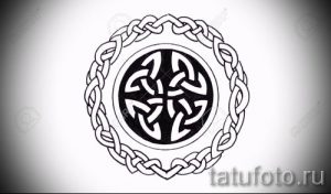 Черно-белый эскиз татуировки в кельтском стиле, изображающий круг с переплетающимися узлами внутри. Подходит для нанесения на плечо или грудь.