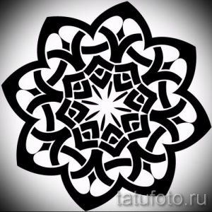 Черно-белый эскиз татуировки в кельтском стиле, изображающий цветок с сложным плетением лепестков. Идеально для нанесения на плечо или спину.