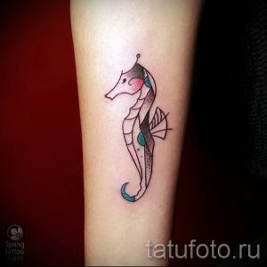 Тату морской конек - фото пример готовой тату для статьи про значение 7