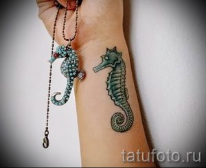 Тату морской конек - фото пример готовой тату для статьи про значение 9