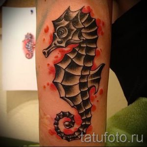 Тату морской конек - фото пример готовой тату для статьи про значение 10