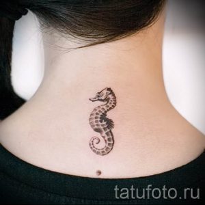 Тату морской конек - фото пример готовой тату для статьи про значение 42