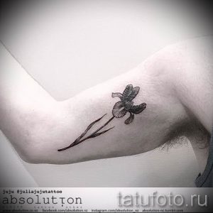 Фото пример тату ирис для статьи про значение татуировки с ирисом 39