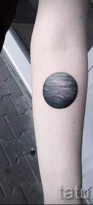 Фото пример тату планеты для статьи про значение татуировки планета — tatufoto.ru — 40