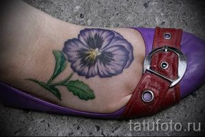 Фото тату анютины глазки для статьи про значение татуировки - tatufoto.ru - 1